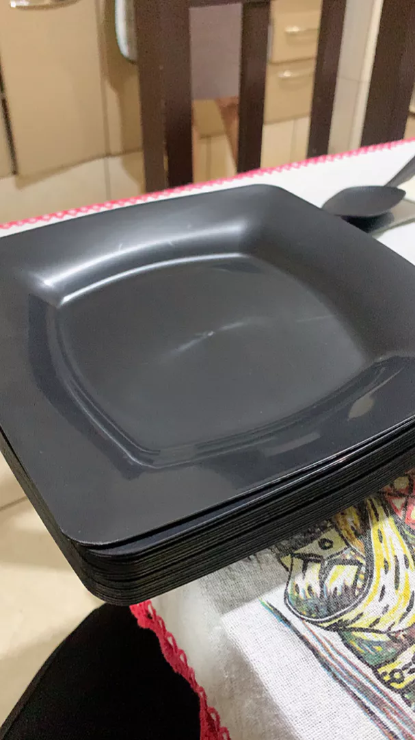 Foto de cliente 1 — pratos pretos quadrados