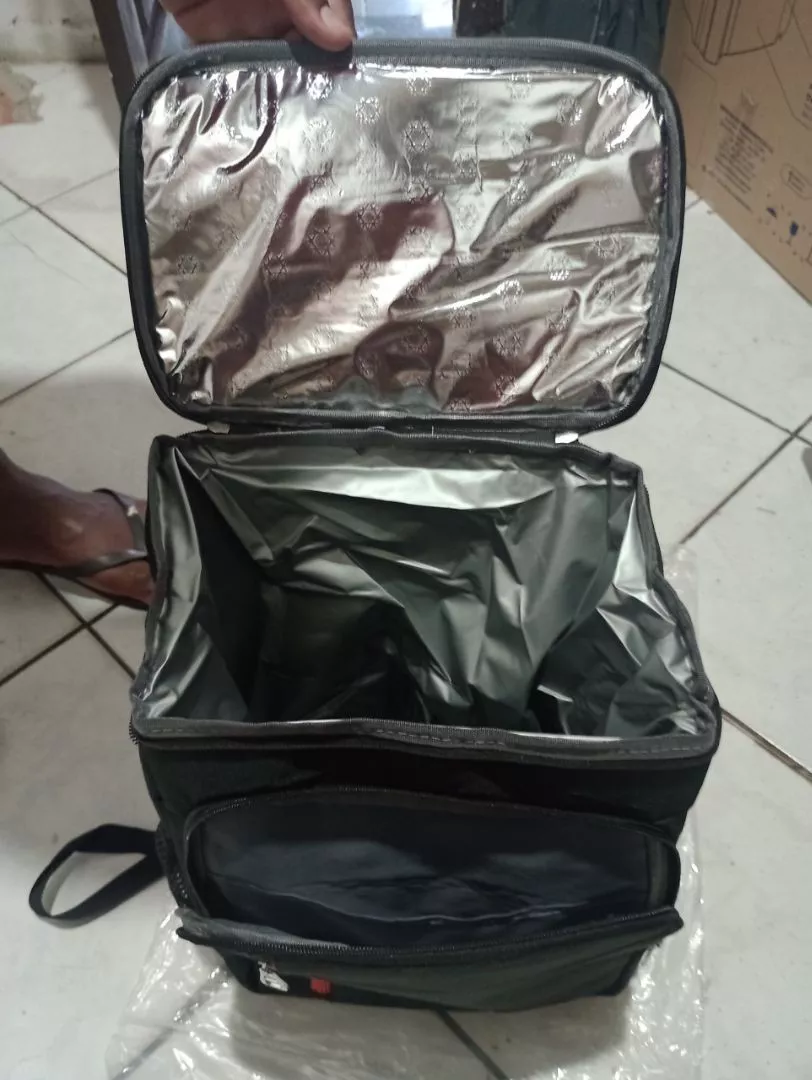 Foto de Aline F. com a mochila térmica cooler 23L