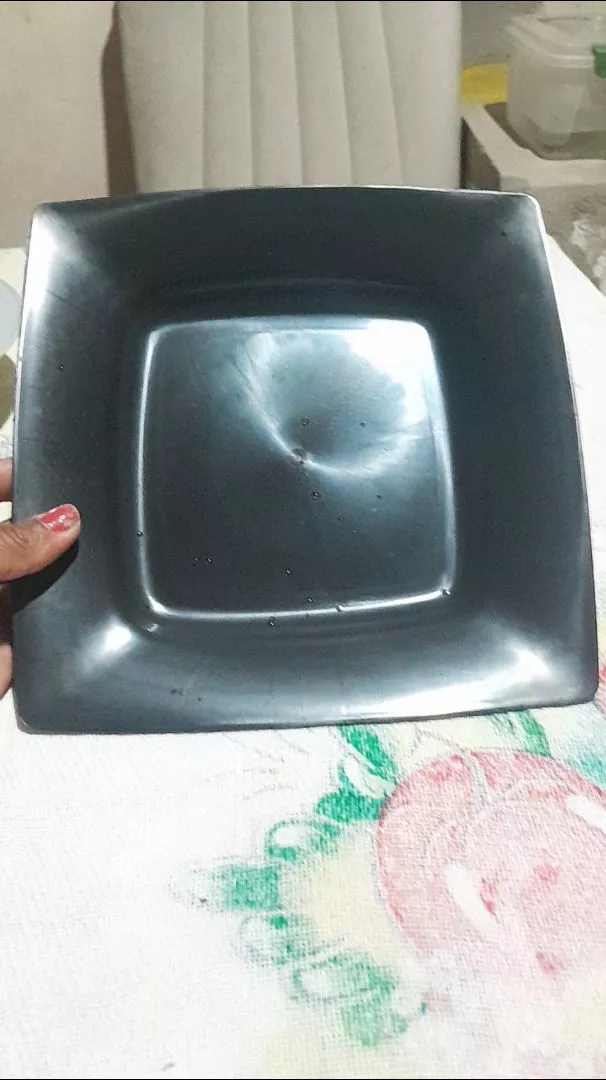 Foto de cliente 9 — pratos pretos quadrados