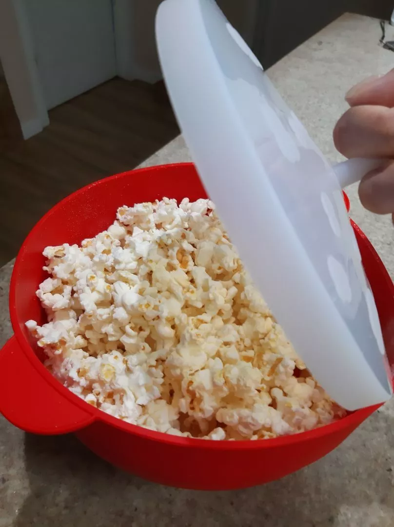 Pipoqueira de silicone em foto de cliente 2